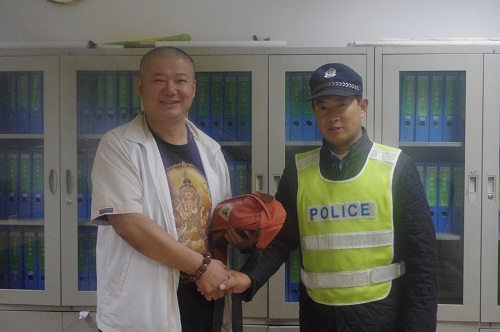 雄縣服務(wù)區(qū)保安李艷軍拾金不昧.JPG 雄縣服務(wù)區(qū)保安李艷軍拾金不昧.JPG